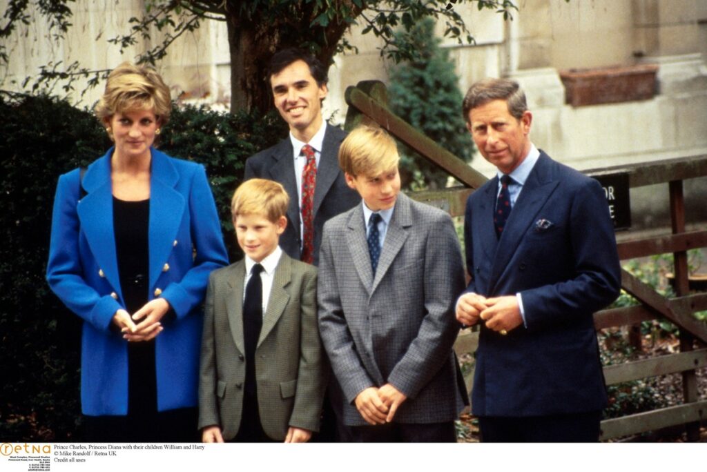 Prințul William și Prințul Harry, alături de Prințul Charles și Prințesa Diana