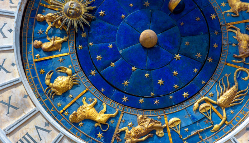 Semnele zodiacului în culoarea auriu pe un fundal albastru