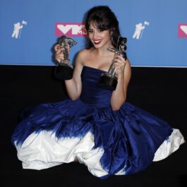 Camilla Cabello pozează într-o rochie albastră cu umerii goi