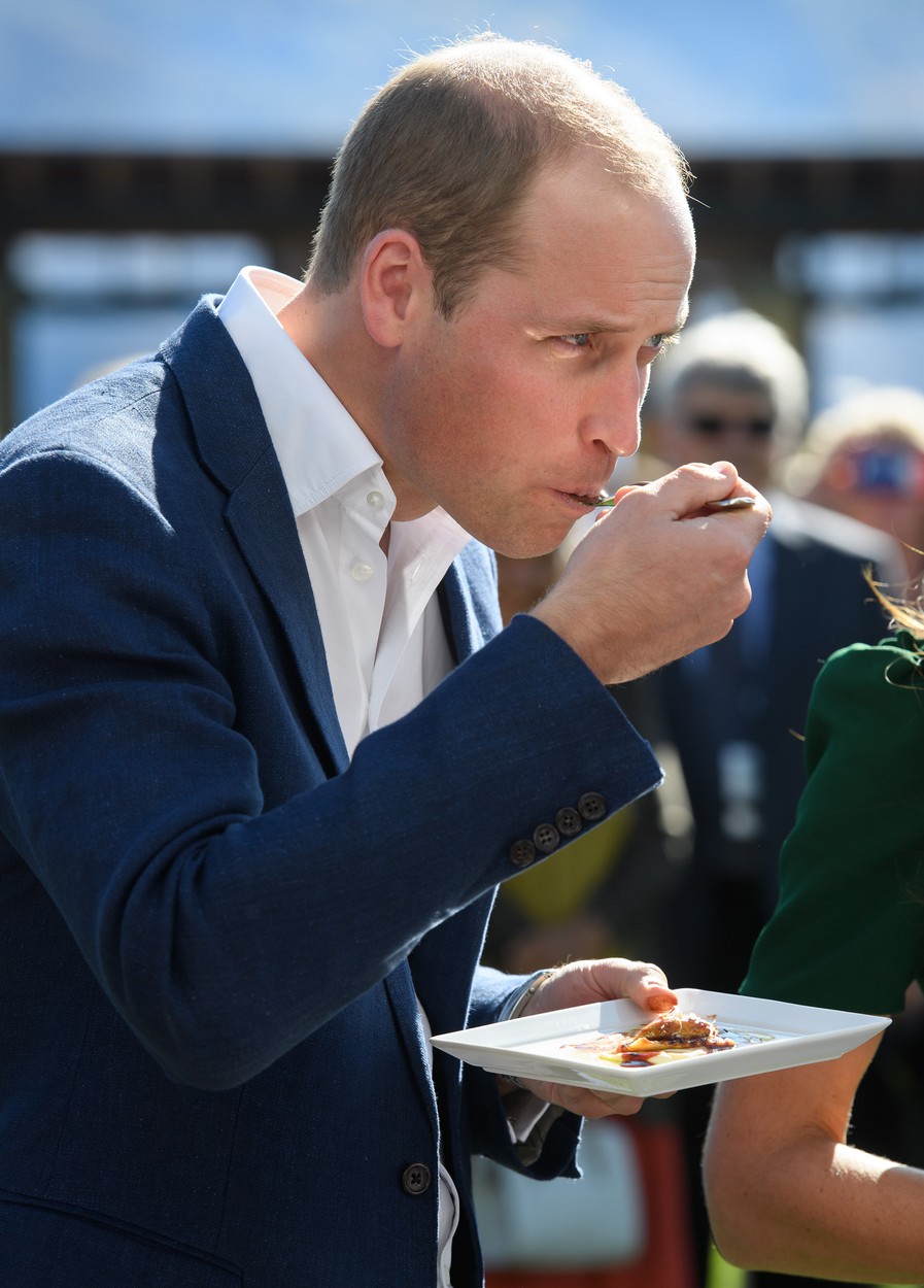 Prințul William, surprins cu lingura în gură, în timpul unei degustări, cu ocazia evenimentului Taste of BC