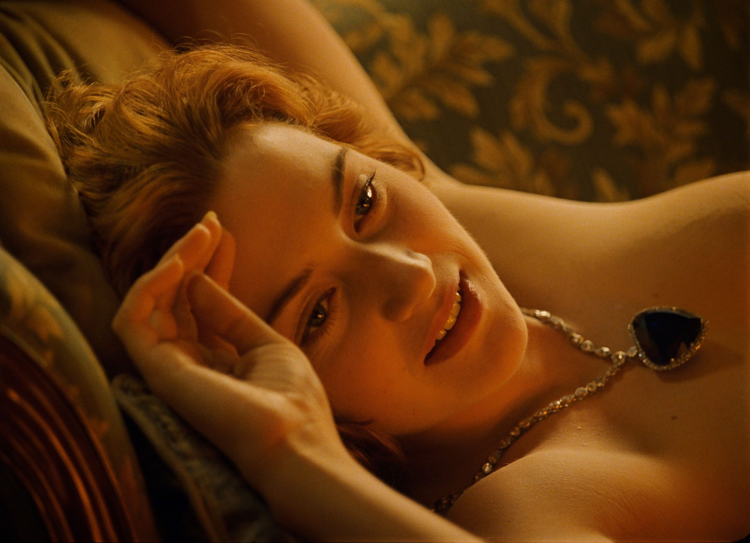 Kate Winslet stă înntinsă pe canapea cu brațul lângă cap
