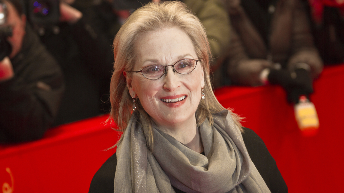 Meryl Streep zâmbește în timp ce este fotografiată pe covorul roșu