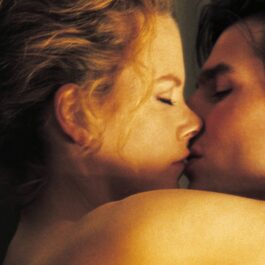 Nicole Kidman îl sărută pe Tom Cruise în ”Eyes Wide Shut”