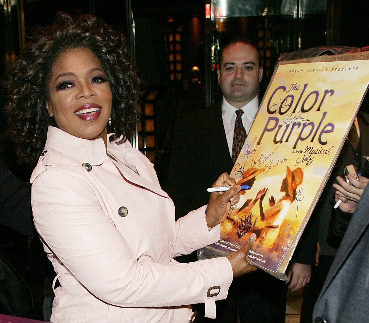 Oprah Winfrey oferă un autograf pe afișul filmului The Color Purple