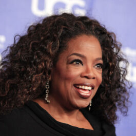 Oprah Winfrey afișează un zâmbet larg pe covorul roșu la un festival de film