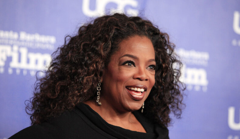 Oprah Winfrey afișează un zâmbet larg pe covorul roșu la un festival de film