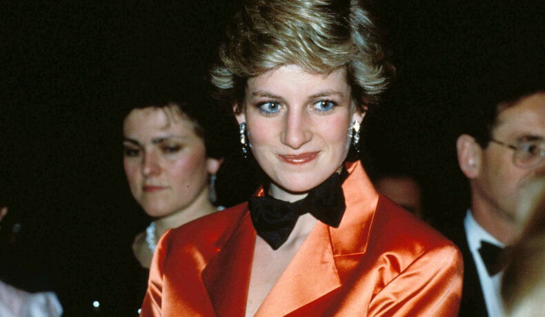 Prințesa Diana poartă un sacou portocoliu și un papion