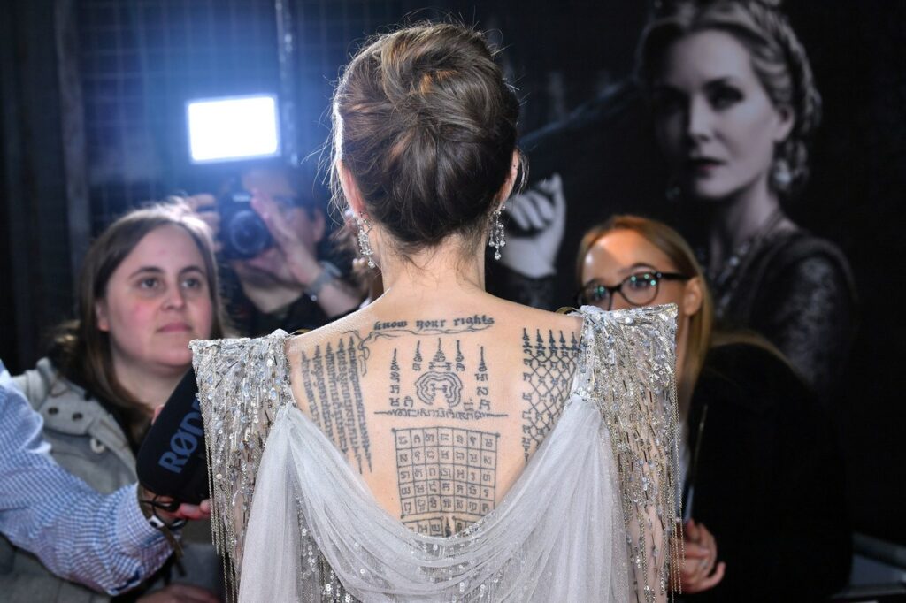 Angelina Jolie, ]ntr-o rochie decupată la spate, cu tatuajele la vedere