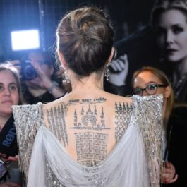 Angelina Jolie, ]ntr-o rochie decupată la spate, cu tatuajele la vedere