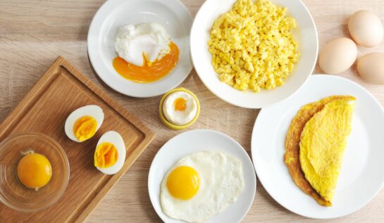 Ouă poșate, fierte, crude, făcute omletă, așezate pe o masă.