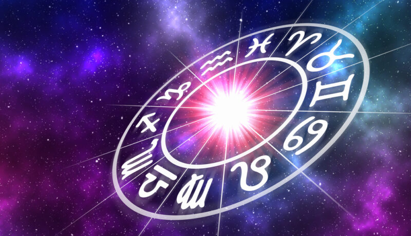 O imagine cu galaxie și semnele zodiacale pe fundal