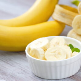 Banane decojite și tăiate într-un bol din ceramică