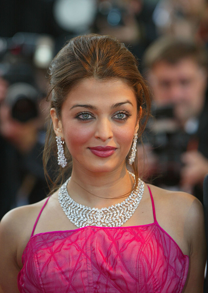 Aishwarya Rai fotografiată pe covoru roșu de la Cannes în 2003 într-o rochie roz și colier și cercei din pietre albe