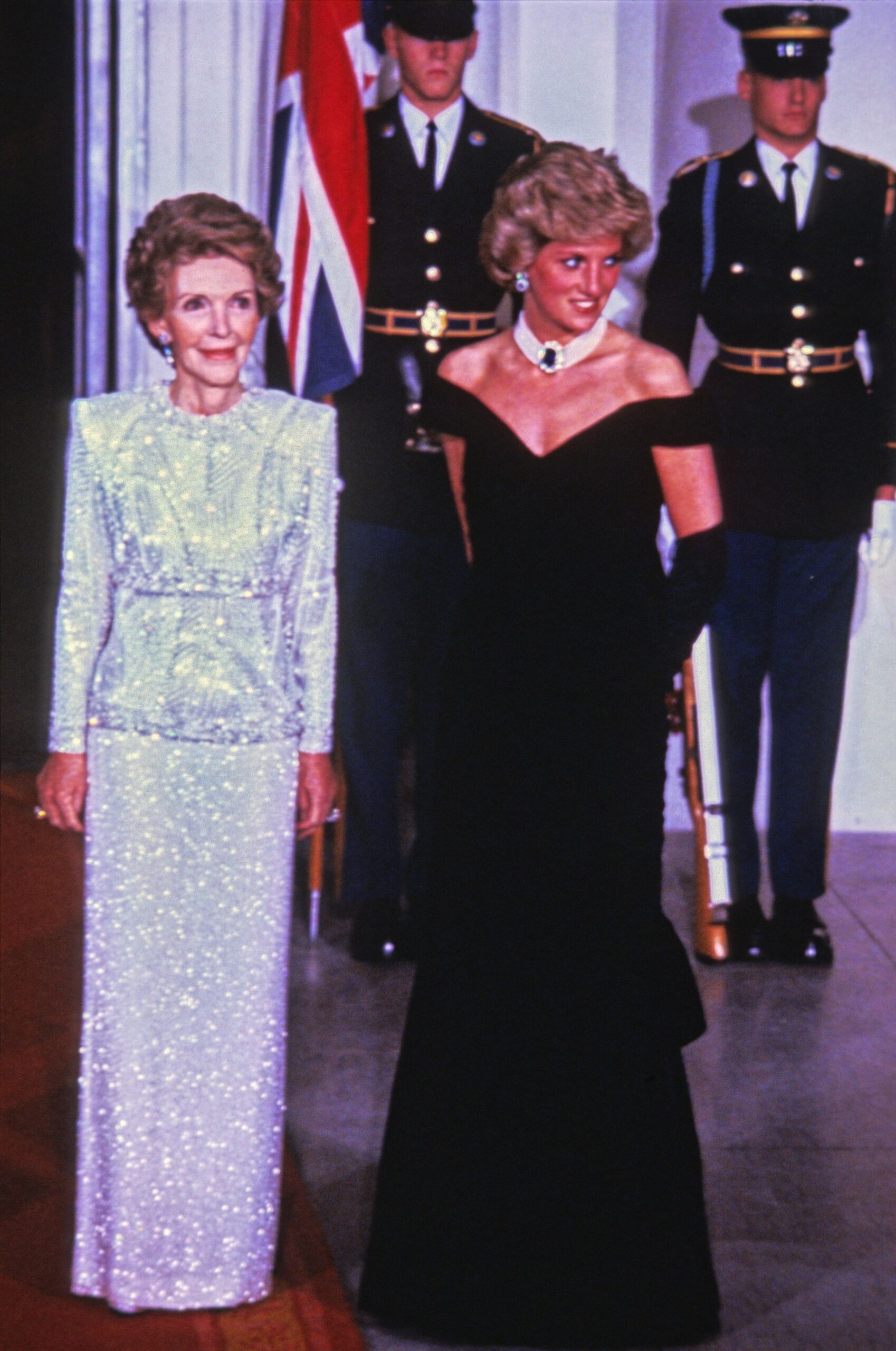 Prințesa Diana, participă la un eveniment oficial, îmbrăcată într-o rochie de culoarea neagră și celebrul choker de perle cu un safir în mijloc