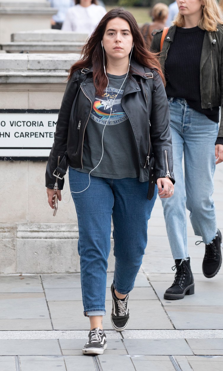 Isabella Cruise surprinsă în timpul unei plimbări în oraș. Este îmbrăcată cu pantaloni din denim, teniși, tricou gri și o jachetă din piele