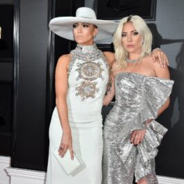 Jennifer Lopez și Lady Gaga fotografiate împreună îmbrăcate în rochii lungi elegante