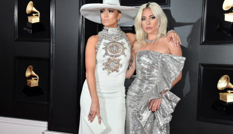 Jennifer Lopez și Lady Gaga fotografiate împreună îmbrăcate în rochii lungi elegante