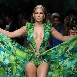 Jennifer Lopez defilează la prezentarea de modă Gucci într-o rochie verde, lungă și vaporoasă cu decolteu foarte adânc