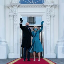 Jill și Joe Biden salută mulțimea la inaugurarea lui Joe Biden în funcția de președinte al SUA