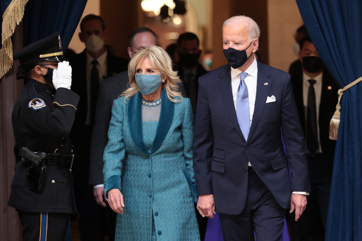 Joe Biden ți Jill Biden se țăn de mână la ceremonia de inaugurare a lui Joe Biden în funcția de preledinte al SUA