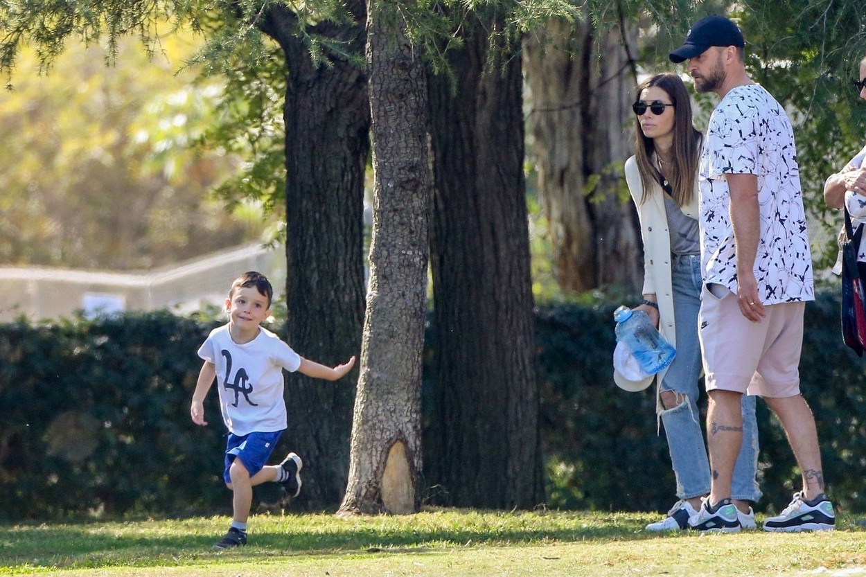 Justin Timberlake și Jessica Biel alături de fiul lor cel mare în parc