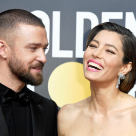 Justin Timberlake și Jessica Biel pozează pe covorul roșu la Globuril de Aur. Cei doi zâmbesc