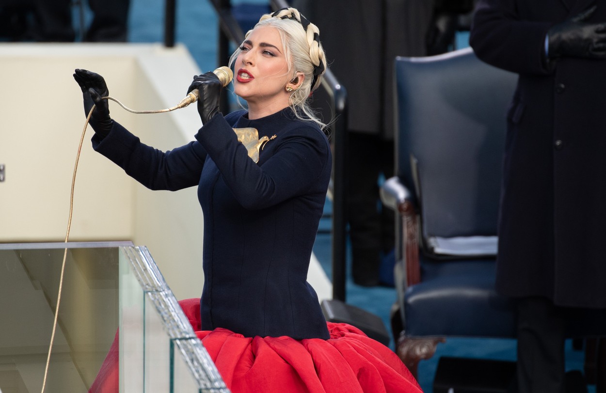 Lady Gaga cântă la inaugurarea lui Joe Binde. Poartă o rochie roșie și un sacou negru