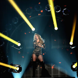 Shakira cântă la premiile muzicale Billboard