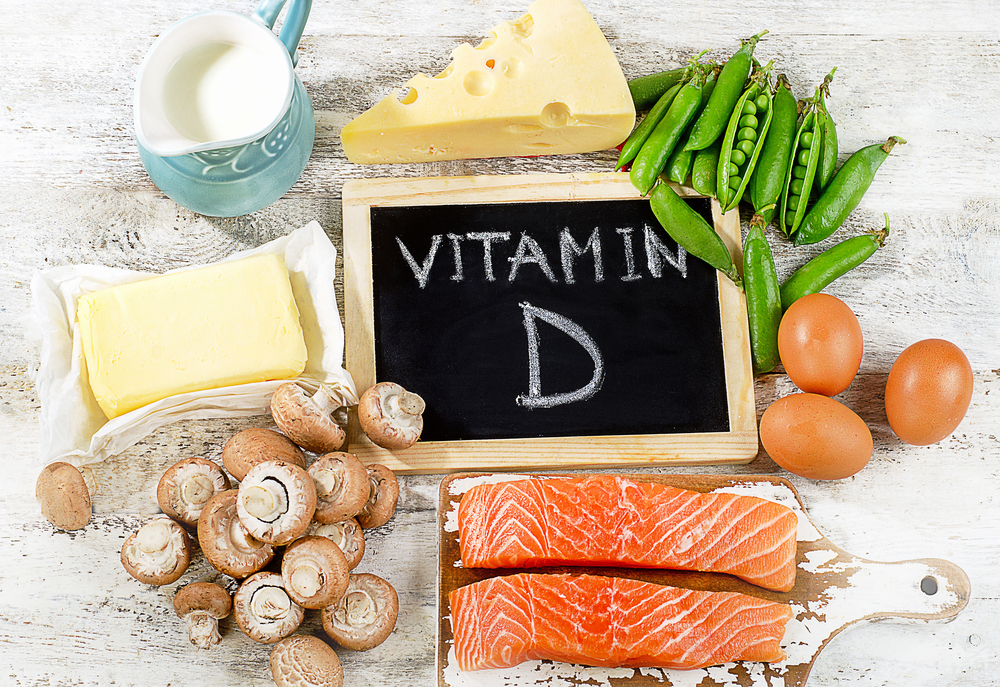 Alimente bogate în vitamina D, printre care somon, ouă, ciuperci, cașcaval, mazăre și lapte