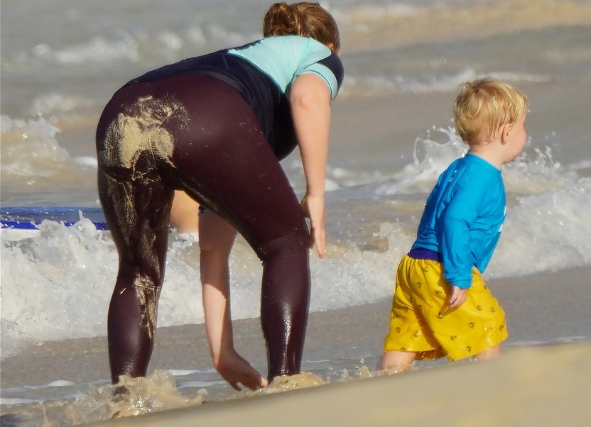Amy Schumer, împreună cu băiețelul ei, la plajă, fotografiați în timp ce se joacă