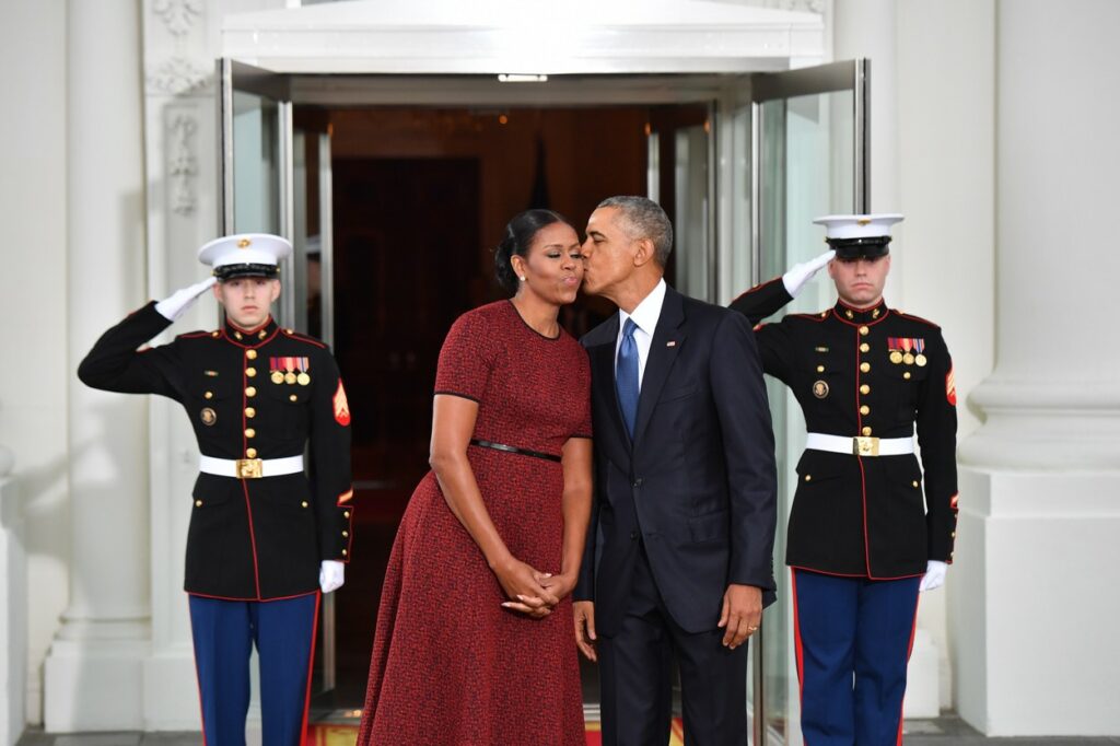 Barack și Michelle Obama se sărută în văzul tuturor pe scările de la Casa Albă