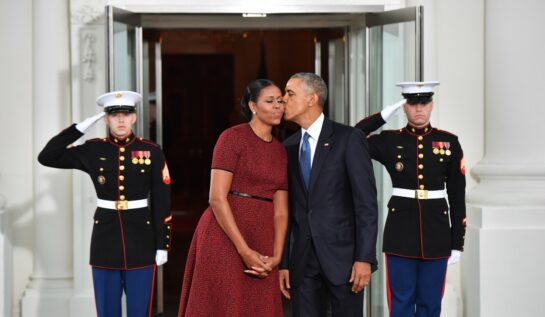Barack și Michelle Obama se sărută în văzul tuturor pe scările de la Casa Albă