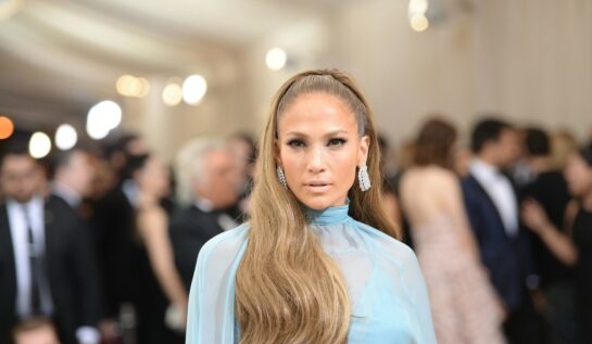 Cum își aranjează Jennifer Lopez părul. Artista preferă un stil natural