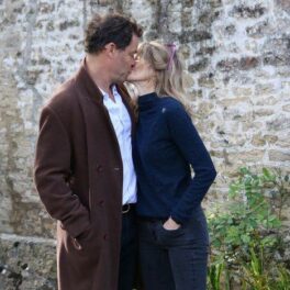 Dominic West și soția sa, Catherine FitzGerald. se sărută tandru în apropiere de locuința din Marea Britanie