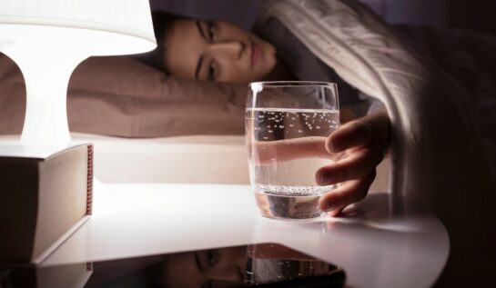 Bei apă înainte de culcare? Beneficii și contraindicații