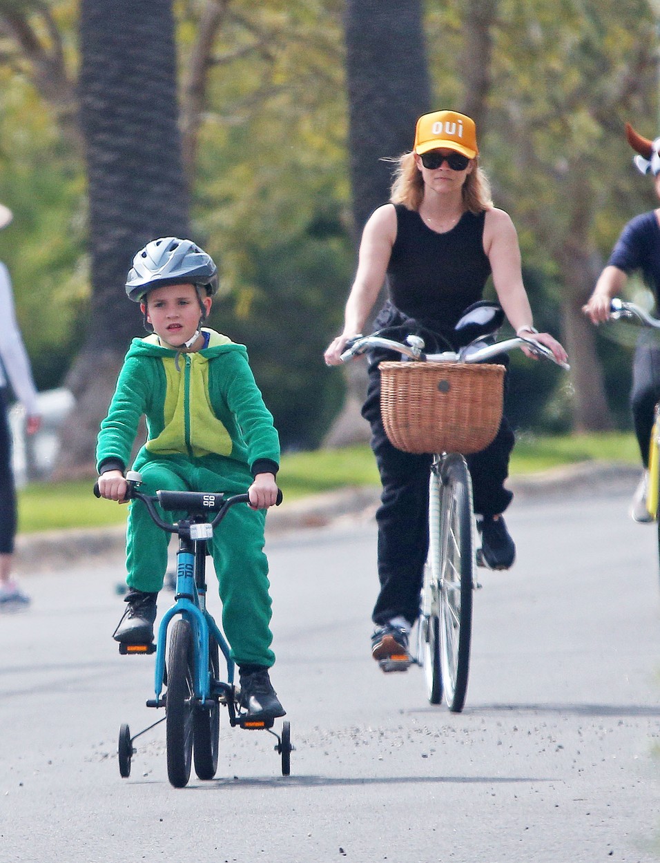 Tennessee James Toth alături de mama, Reese Whiterspoon, la o plimbare cu bicicleta în parc