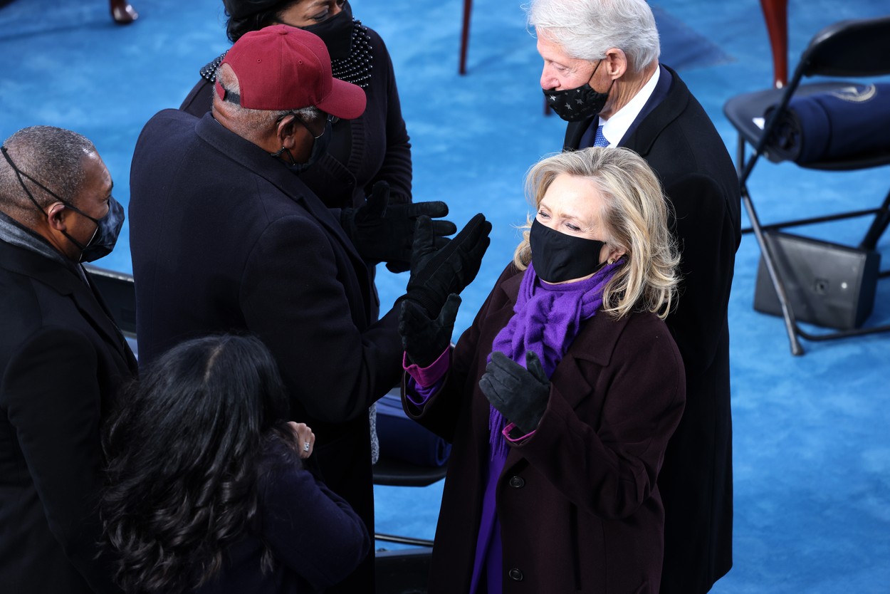 Hillary Clinlton, ținută în nuanțe de mov la ceremonia de învestire a lui Joe Biden