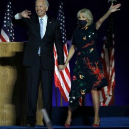Jill Biden și Joe Biden salută susținătorii în seara în care s-a anunțat Președintele SUA