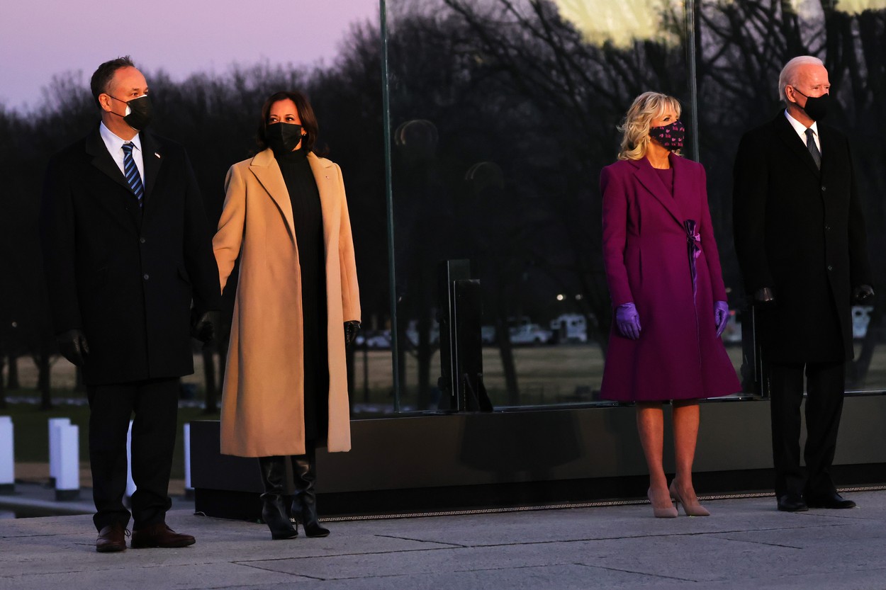 Kamala Harris alături de soțul ei, Joe Biden și Jill Biden la discursul în memoria victimelor COVID din SUA