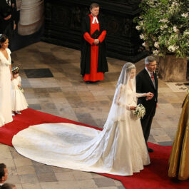 Kate Middleton îmbrăcată în rochie de mireasă la brațul tatălui ei pe drumul către altar