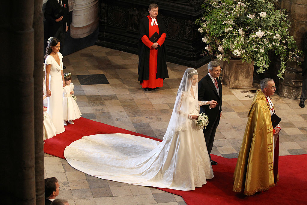 Kate Middleton îmbrăcată în rochie de mireasă la brațul tatălui ei pe drumul către altar