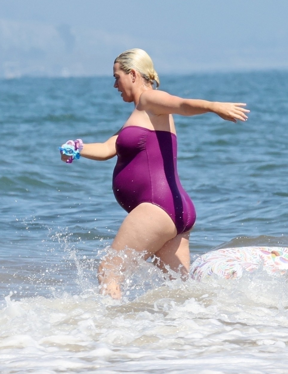 Katy Perry, imagini în costum de baie, însărcinată