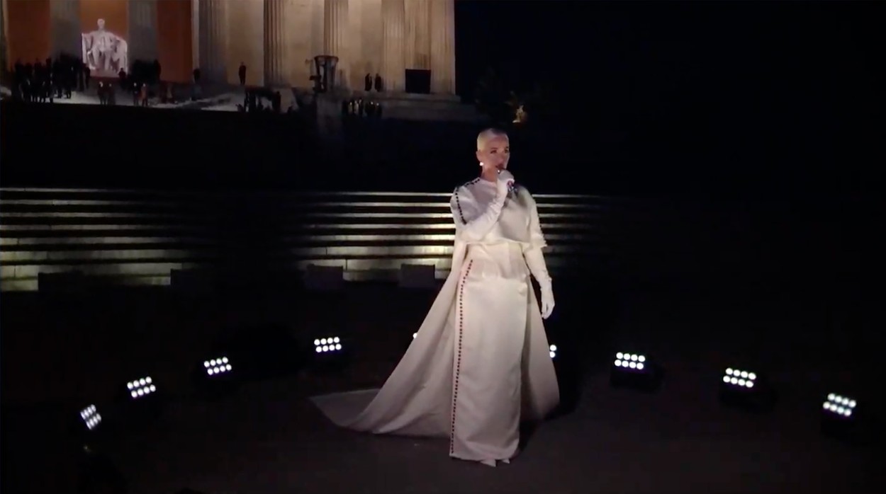Katy Perry, spectaculoasă într-o rochie albă, lungă, la ceremonia lui Joe Biden