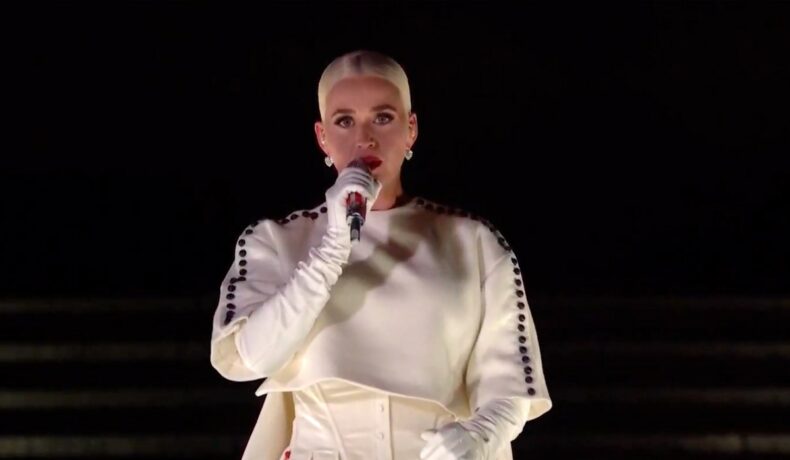 Katy Perry a interpretat piesa Firework la finalul concertului din timpul ceremoniei lui Joe Biden
