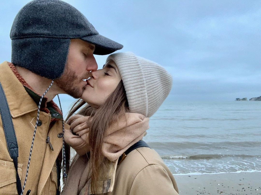 Lilly Collins și Charlie McDowell se sărută la malul oceanului