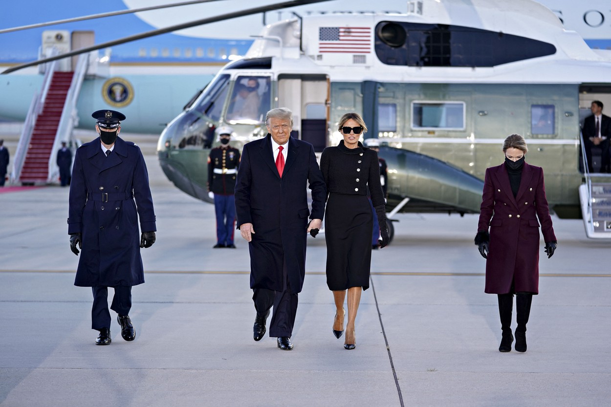 Donald și Melania Trump, fotografiați la Joint Base Andrews, înainte de a urca în avionul cu destinația Florida, în ultima zi petrecută la Casa Albă