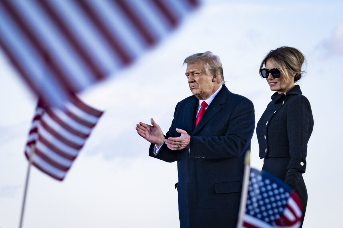 Donald și Melania Trump, fotografiați înainte de a urca în avionul cu destinația Florida, în ultima zi petrecută la Casa Albă