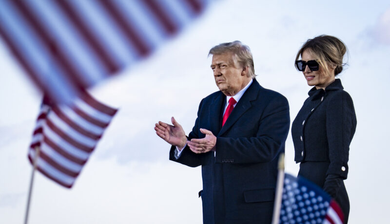 Donald și Melania Trump, fotografiați înainte de a urca în avionul cu destinația Florida, în ultima zi petrecută la Casa Albă
