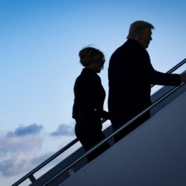 Donald și Melania Trump, fotografiați în timp ce urcă în avionul cu destinația Florida, în ultima zi petrecută la Casa Albă