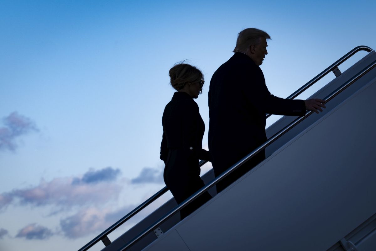Donald și Melania Trump, fotografiați în timp ce urcă în avionul cu destinația Florida, în ultima zi petrecută la Casa Albă